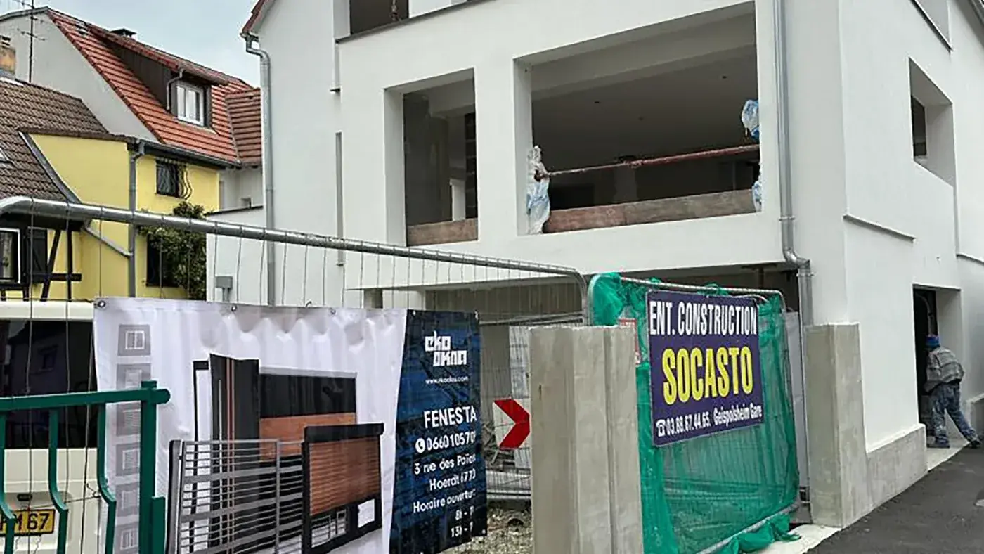 Maison en cours de surélévation, ouvertures encore béantes