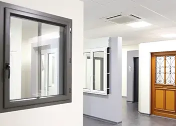 Détail d'une fenêtre aluminium oscillo-battante ouverte et vue d'un hall intérieur