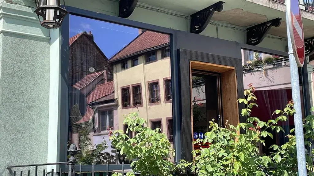 Vitrine bois en rez-de-chaussée d'un immeuble de centre-ville alsacien