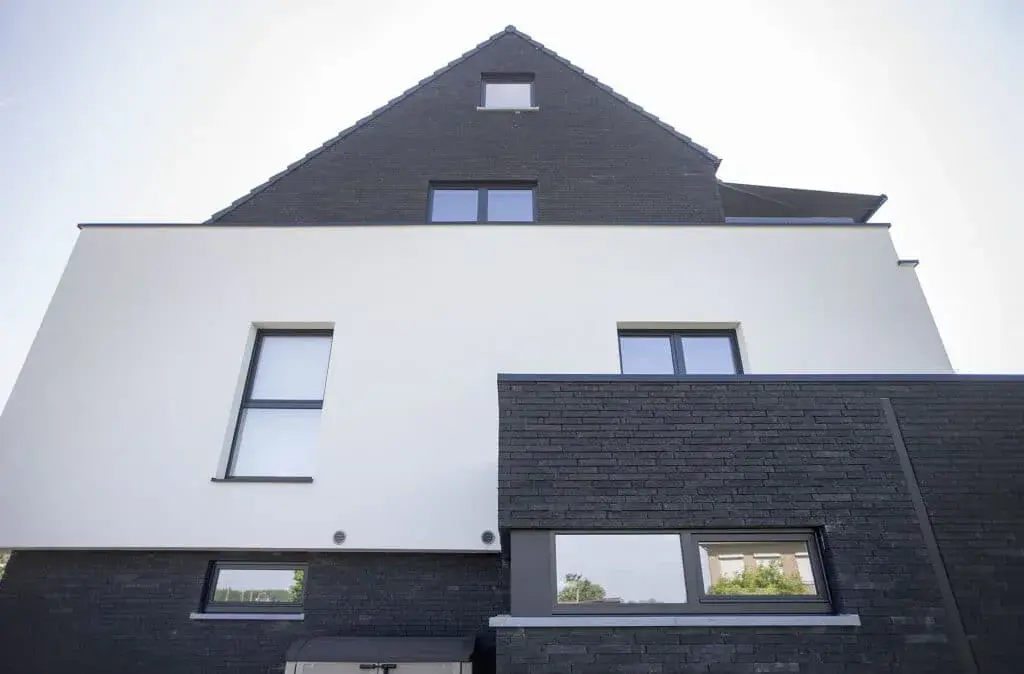 Maison contemporaine à volumes blancs et bardage ardoise, menuiseries anthracite