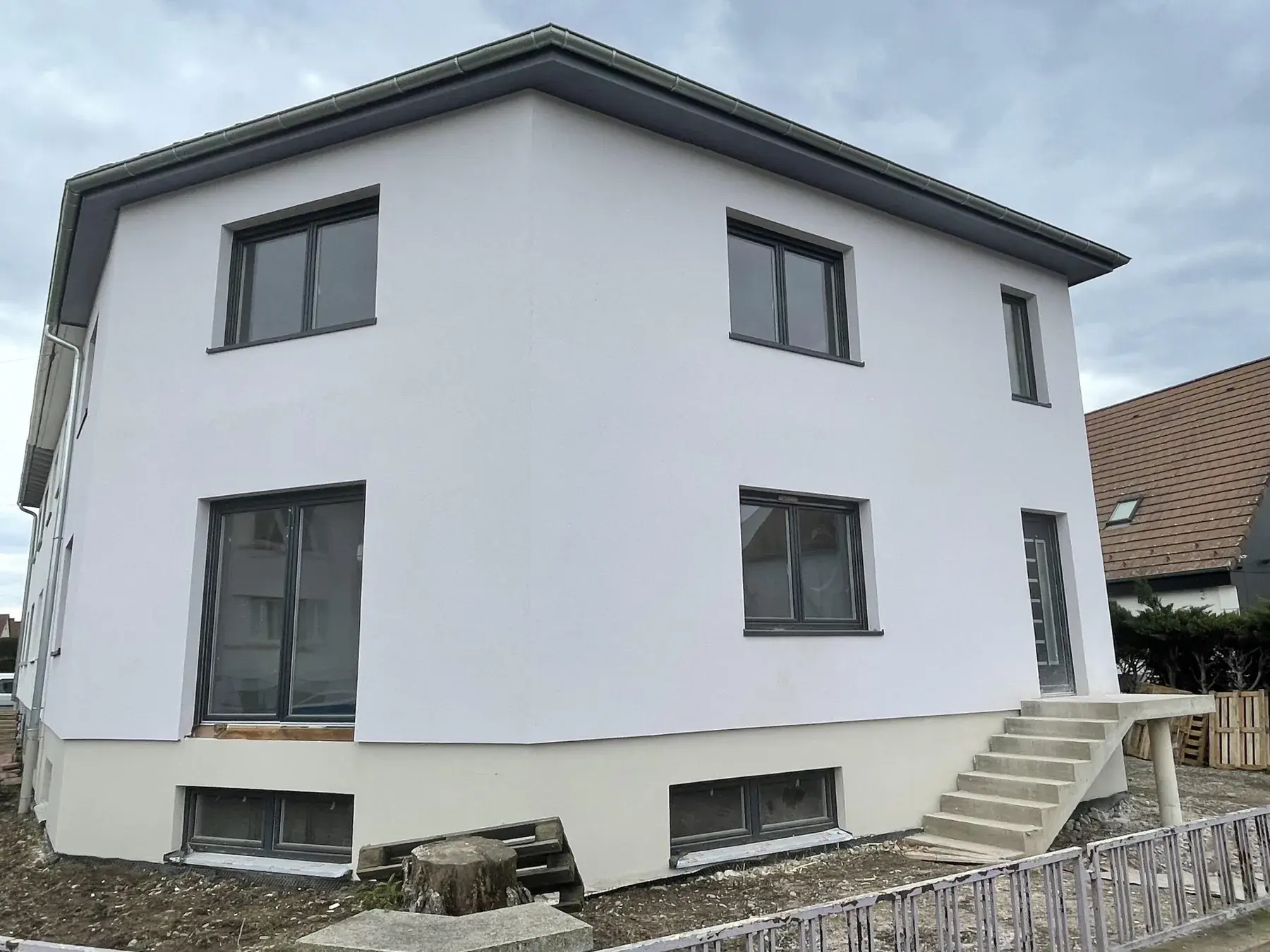 Maison contemporaine blanche sur trois niveaux avec menuiseries anthracite