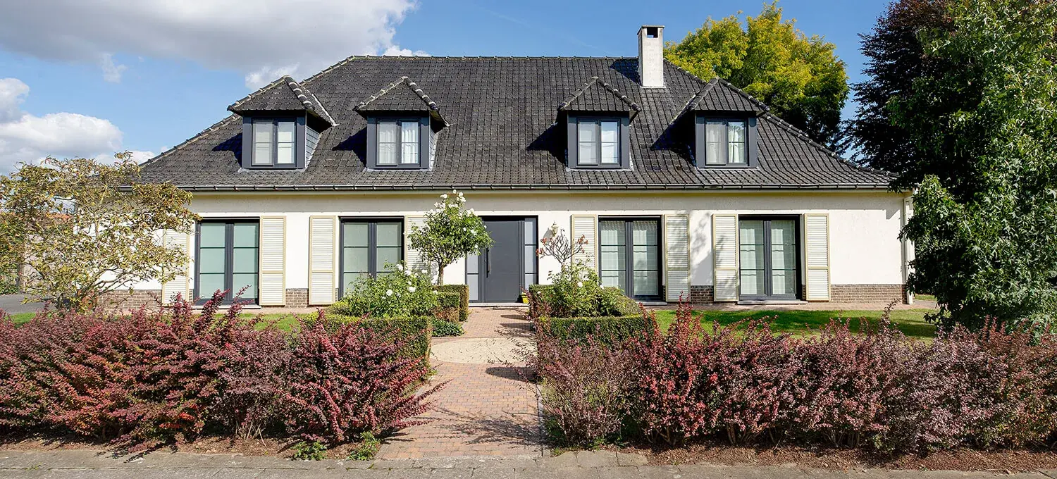 Maison de maître à lucarnes et menuiseries traditionnelles, allée arbustive